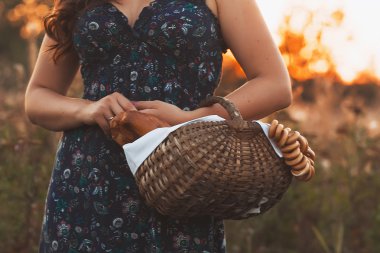 bir sepet taze pişmiş ekmek dolu olan güzel kadın