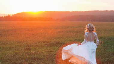 bir alanda gün batımında güzel gelin