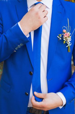 Adam nikah yüzüğünü çıkarıyor.