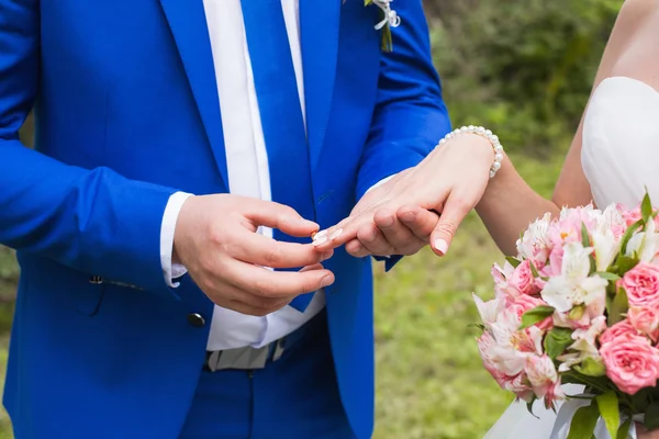 La coppia scambia fedi nuziali — Foto Stock