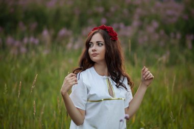 Arka plan renklerini alanda güzel genç kız