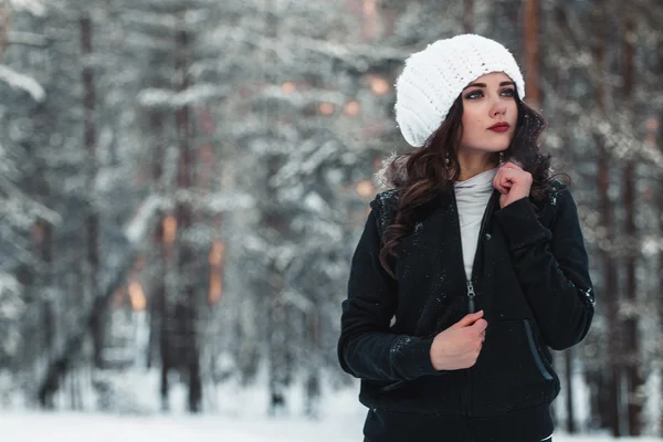 Hermosa joven en el bosque de invierno — Foto de Stock