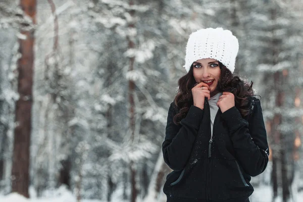 Hermosa joven en el bosque de invierno — Foto de Stock