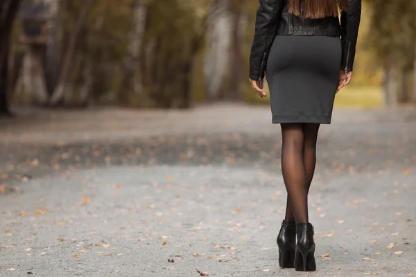 秋の公園で歩いて若い女の子 — ストック写真