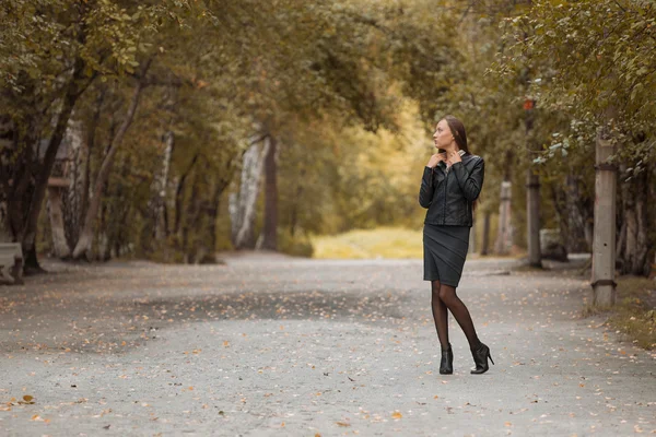 Jeune fille marche dans le parc d'automne — Photo