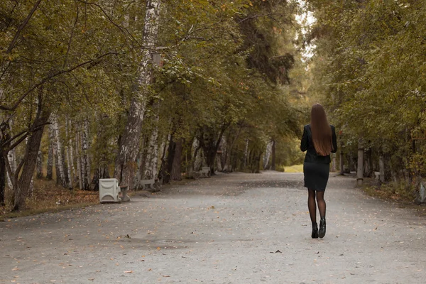 Young girl walking in autumn park — Stock Photo, Image