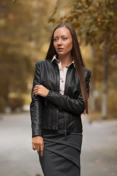 Jeune fille marche dans le parc d'automne — Photo