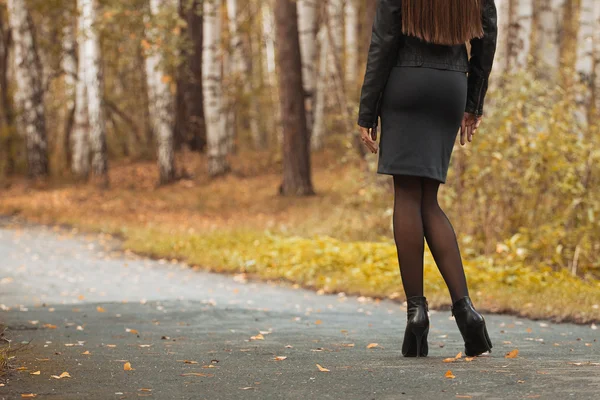 Jeune fille marche dans le parc d'automne — Photo
