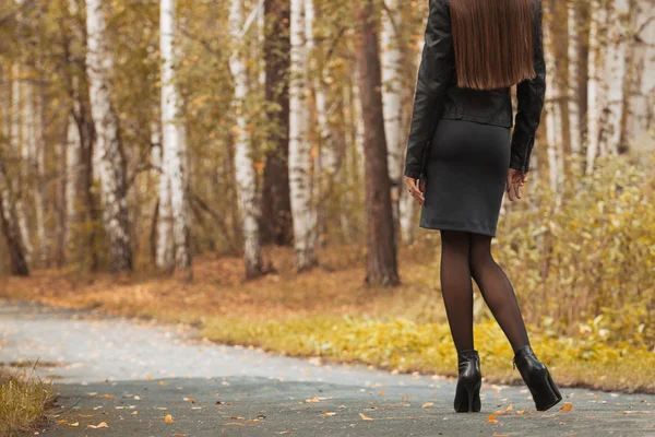 Jeune fille marche dans le parc d'automne — Photo