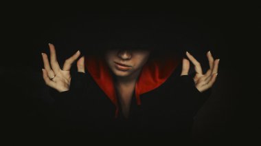 Karanlık başlıklı gizemli kadın portresi