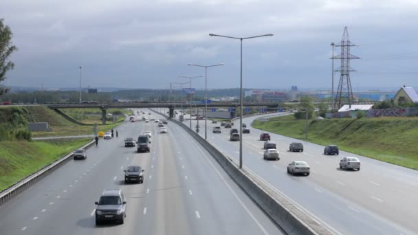 Vägtrafiken på gatorna i den moderna metropolen — Stock video