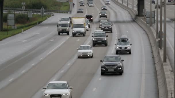 Trafic routier dans les rues de la métropole moderne — Video