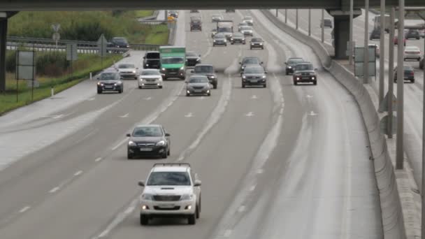 Tráfego rodoviário nas ruas da metrópole moderna — Vídeo de Stock