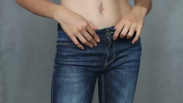 Menina bonito tentando espremer em jeans apertados — Vídeo de Stock