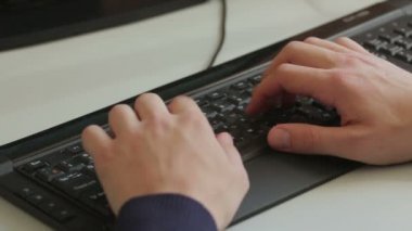 bir ofiste onun işyerinde çalışan bir genç iş adamı