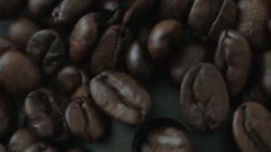 Kahve makinesi kahve yapmak için fasulye biler