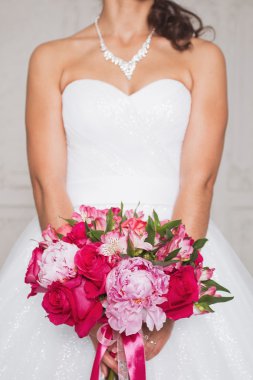 Güzel düğün buketi Gelinin ellerinde