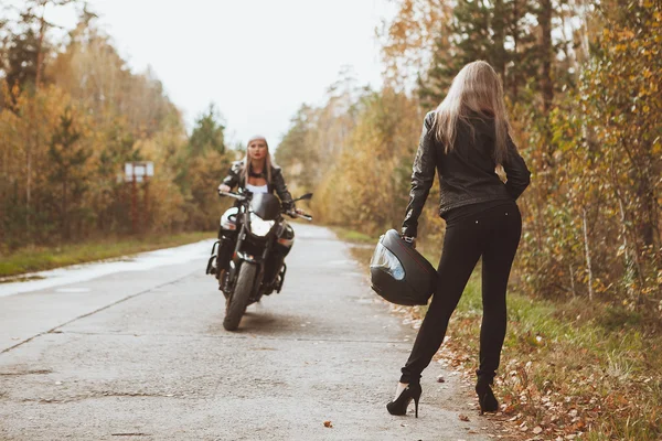 Biker tjej Rider en motorcykel i regnet. Första person vy — Stockfoto