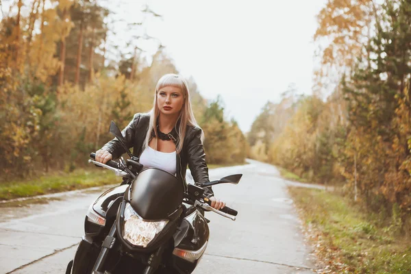 La chica motociclista monta una motocicleta bajo la lluvia. Vista en primera persona — Foto de Stock