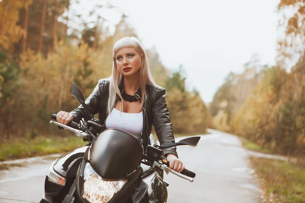 Motoqueiro menina monta uma moto na chuva. Visão em primeira pessoa — Fotografia de Stock