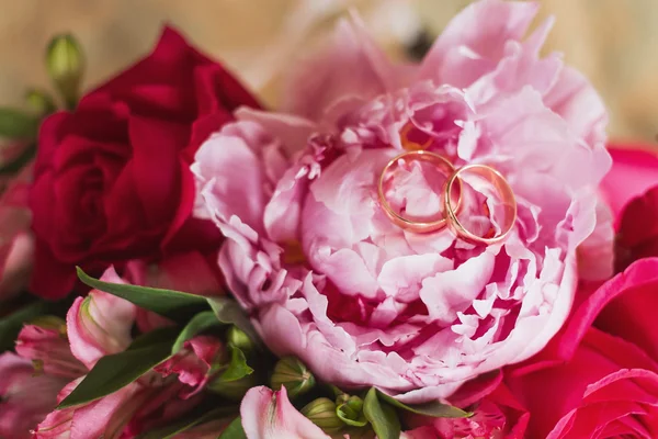 Anelli nuziali e bouquet di rose — Foto Stock