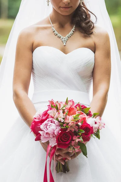 Güzel düğün buketi Gelinin ellerinde