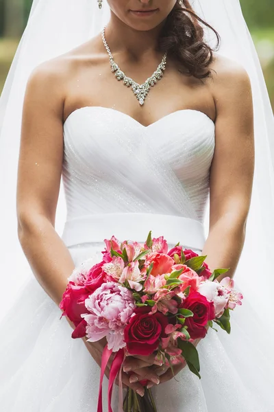 Güzel düğün buketi Gelinin ellerinde