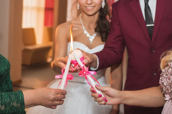 Brautpaar mit ihren Hunden. Hochzeitspaar hat Spaß mit zwei Kleinen — Stockfoto