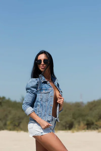 Attraktiv Kvinnlig Modell Jeans Tittar Kameran Och Täcker Bröst Med — Stockfoto