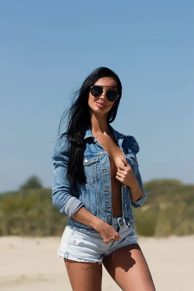 Attraktives Weibliches Modell Jeans Blickt Die Kamera Und Bedeckt Die — Stockfoto