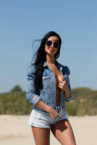 Atractiva Modelo Femenina Jeans Mirando Cámara Cubriendo Pecho Con Chaqueta —  Fotos de Stock