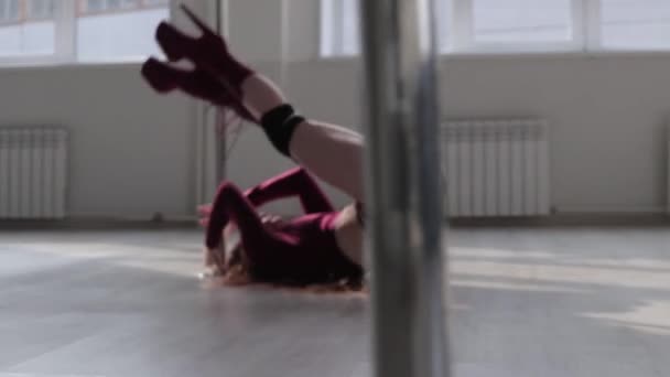 Sexy mladá žena tanec poblíž tyče — Stock video