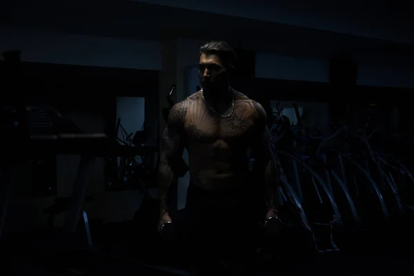 Atleta Masculino Muscular Com Tatuado Tronco Ginásio Escuro Fazendo Cachos — Fotografia de Stock