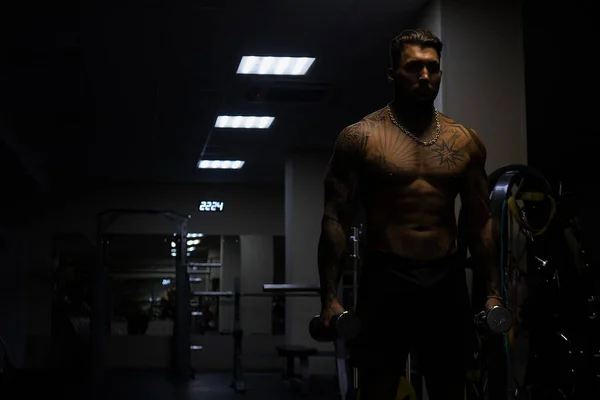 Muscular Male Athlete Tattooed Naked Torso Standing Dark Gym Doing — Stock Photo, Image