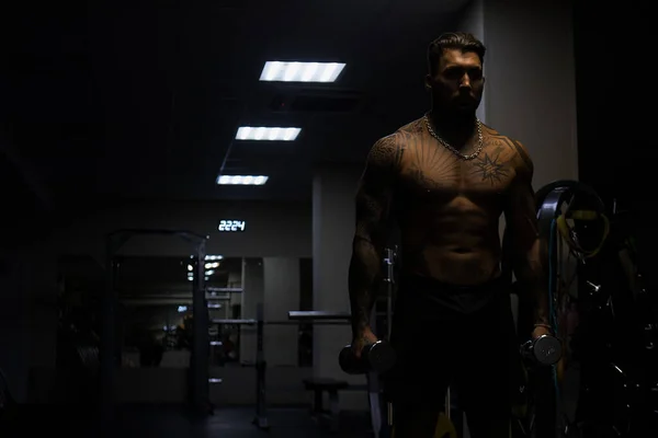 Athlète Masculin Musculaire Avec Torse Tatoué Debout Dans Salle Gym — Photo