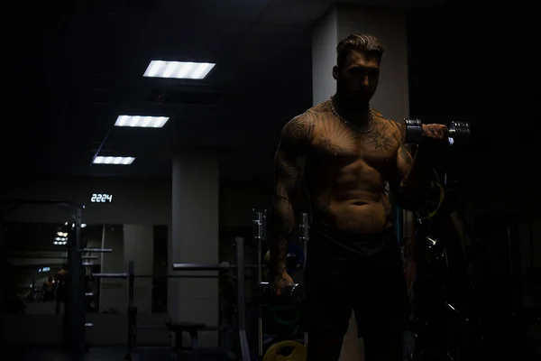 Atleta Masculino Musculoso Con Torso Desnudo Tatuado Parado Gimnasio Oscuro — Foto de Stock