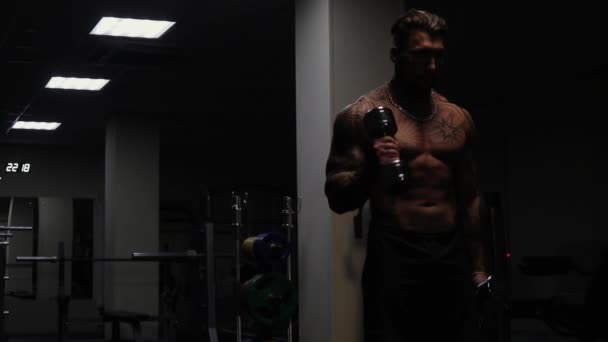 Athlète Masculin Musculaire Avec Torse Tatoué Debout Dans Salle Gym — Video