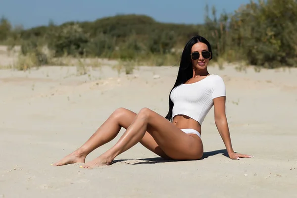 Attraktive Braune Frau Weißen Höschen Und Top Sitzt Sandstrand Und — Stockfoto