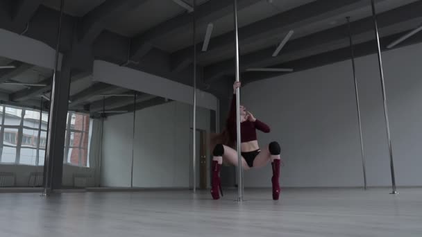 Mujer seductora haciendo pole dance en estudio — Vídeos de Stock