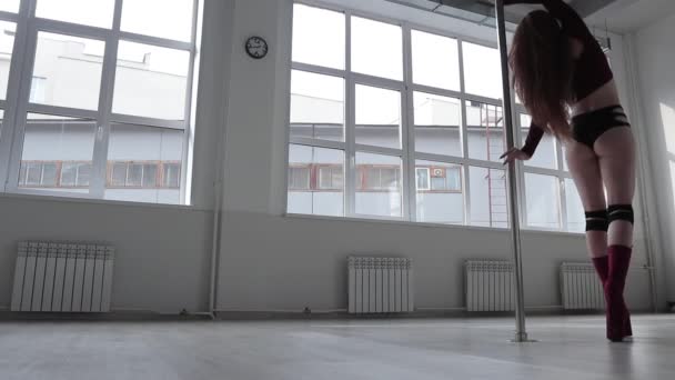 Svůdná žena tančí u tyče ve studiu — Stock video