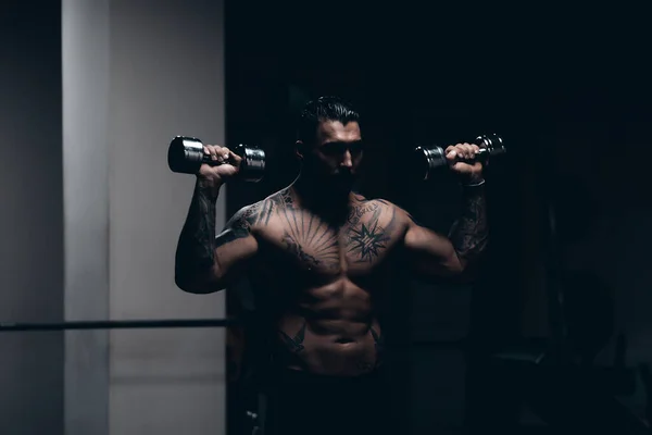 Athlète Masculin Musculaire Avec Torse Tatoué Debout Dans Salle Gym — Photo