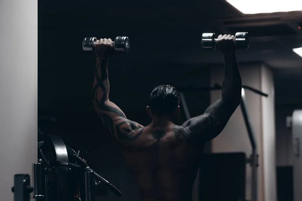 Athlète Masculin Musculaire Avec Torse Tatoué Debout Dans Salle Gym — Photo