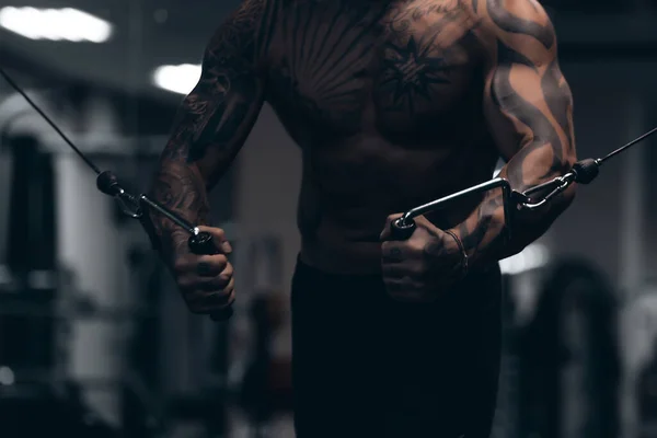 Мускулистый Спортсмен Татуированным Обнаженным Туловищем Стоящий Темном Спортзале Кудрявый Время — стоковое фото