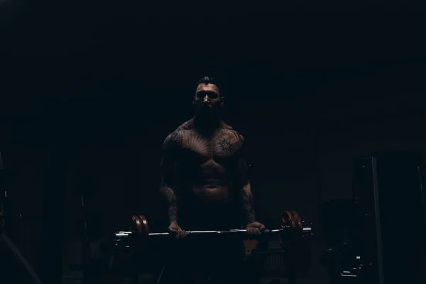 Atleta Masculino Musculoso Con Torso Desnudo Tatuado Parado Gimnasio Oscuro — Foto de Stock