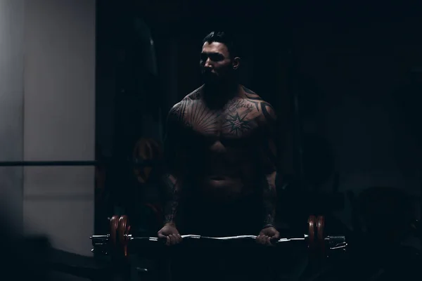 Muscular Male Athlete Tattooed Naked Torso Standing Dark Gym Doing — Stock Photo, Image