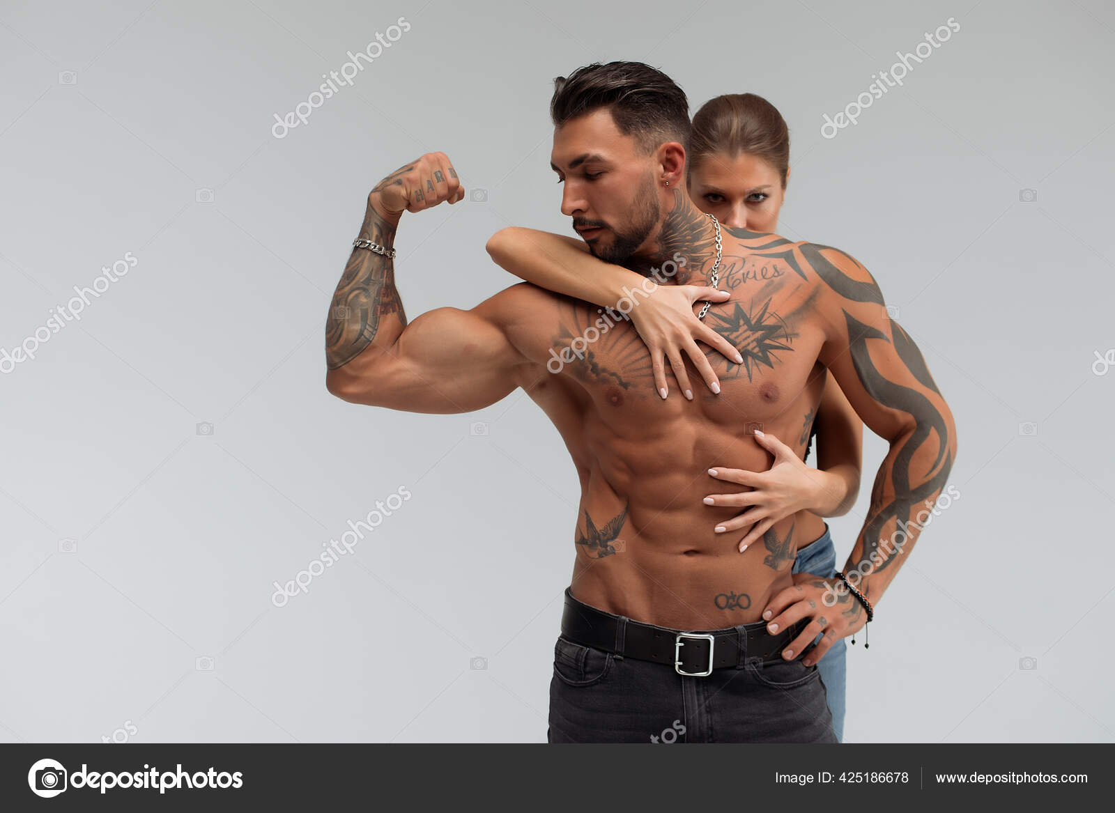 强壮的男性赤身裸体拥抱和覆盖着灰色背景的漂亮女性的乳房 图库照片 C 3kstudio