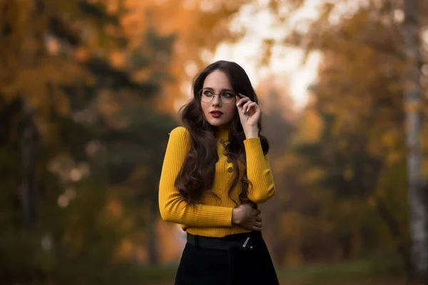 Jovem Morena Cabelos Longos Amarelo Malha Jumper Óculos Olhando Para — Fotografia de Stock