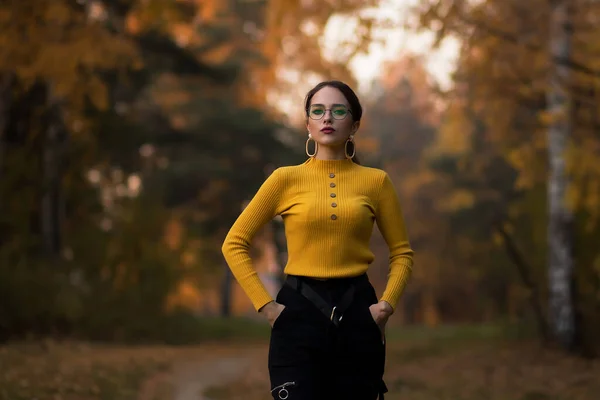 Jeune Brune Aux Cheveux Longs Pull Tricoté Jaune Lunettes Regardant — Photo