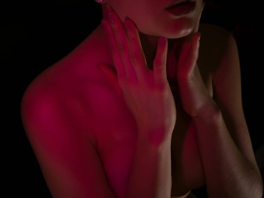 Yakından, odada kanepede uzanmış iç çamaşırlı, zayıf, çekici bir kadın.