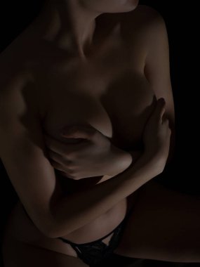 Çekici, zayıf, çıplak, iç çamaşırlı, gözleri kapalı, karanlık odada poz veren bir kadın.